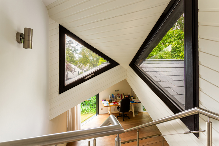 Topgelegen architectenwoning met ruim tuin en binnenzwembad.