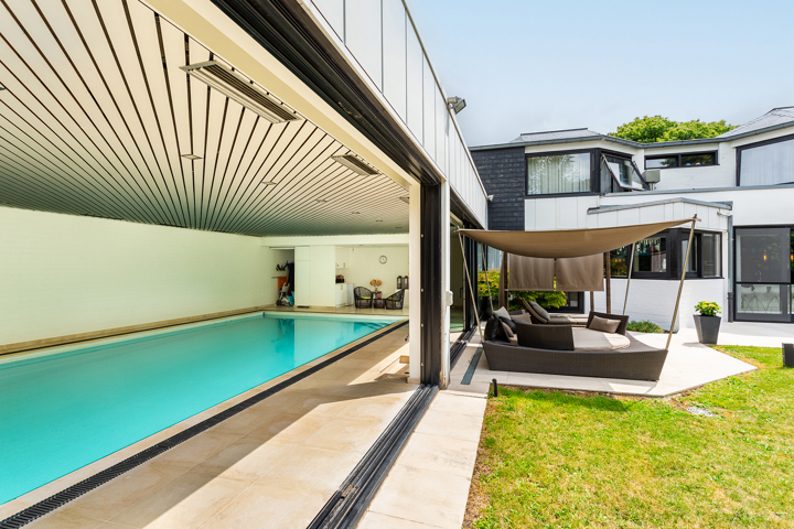 Topgelegen architectenwoning met ruim tuin en binnenzwembad.