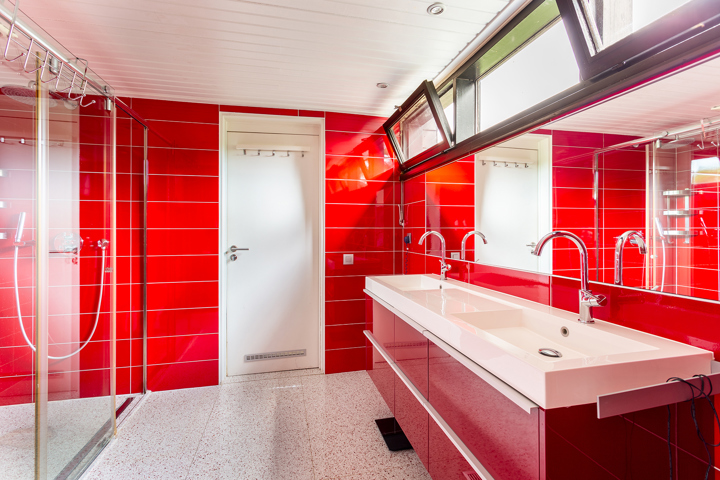Topgelegen architectenwoning met ruim tuin en binnenzwembad.