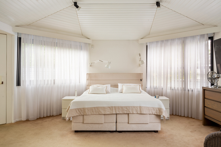 Topgelegen architectenwoning met ruim tuin en binnenzwembad.