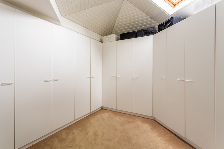 Topgelegen architectenwoning met ruim tuin en binnenzwembad.