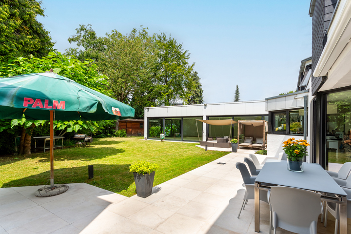 Topgelegen architectenwoning met ruim tuin en binnenzwembad.