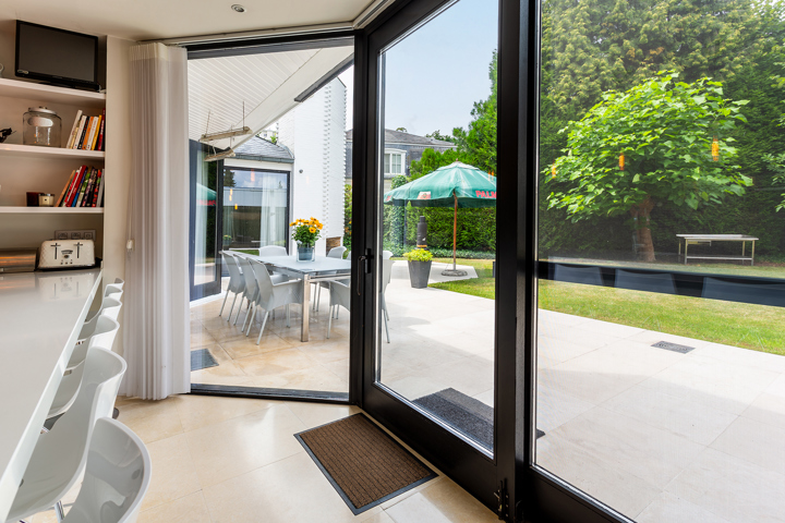 Topgelegen architectenwoning met ruim tuin en binnenzwembad.