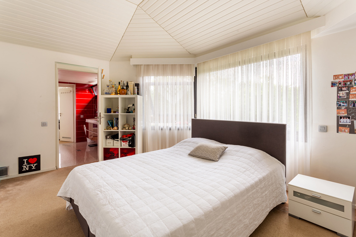 Topgelegen architectenwoning met ruim tuin en binnenzwembad.
