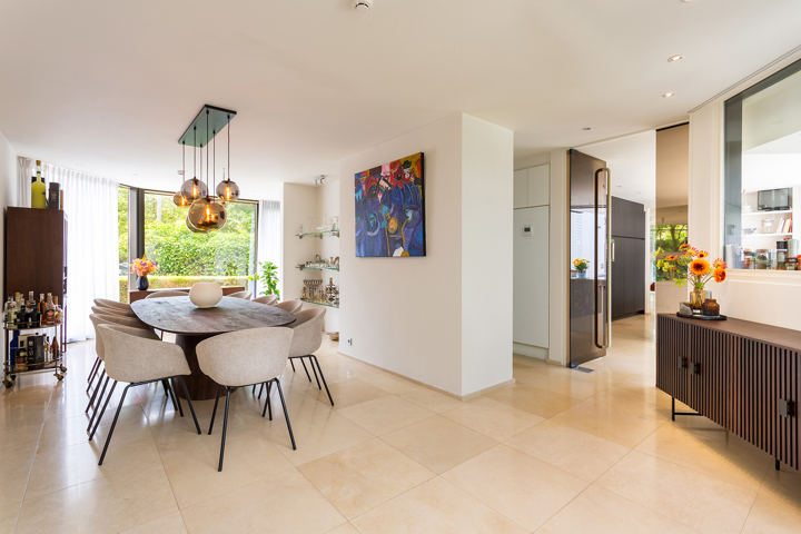 Topgelegen architectenwoning met ruim tuin en binnenzwembad.