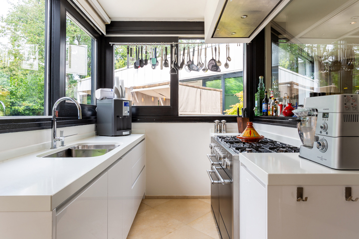 Topgelegen architectenwoning met ruim tuin en binnenzwembad.