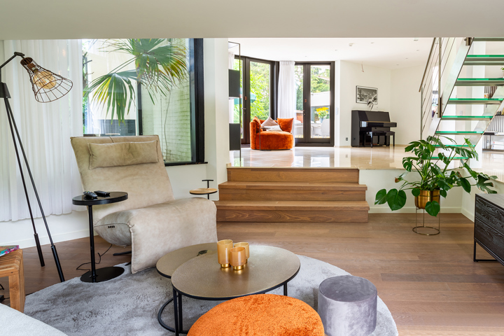 Topgelegen architectenwoning met ruim tuin en binnenzwembad.