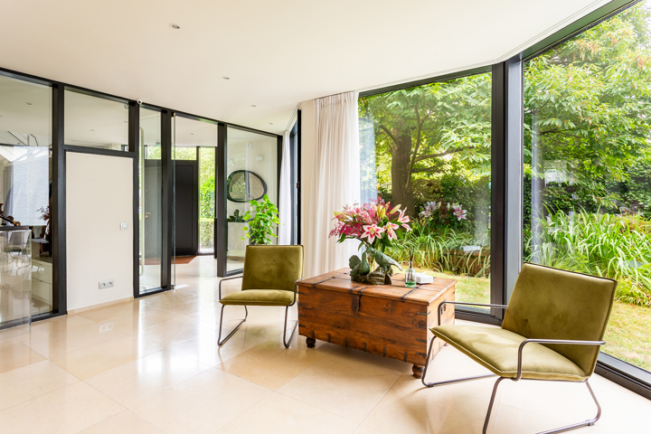 Topgelegen architectenwoning met ruim tuin en binnenzwembad.
