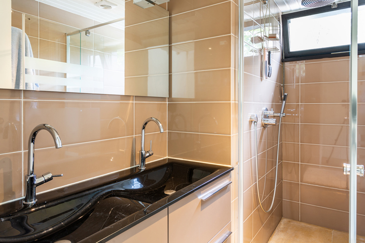 Topgelegen architectenwoning met ruim tuin en binnenzwembad.