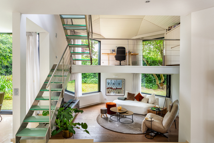 Topgelegen architectenwoning met ruim tuin en binnenzwembad.