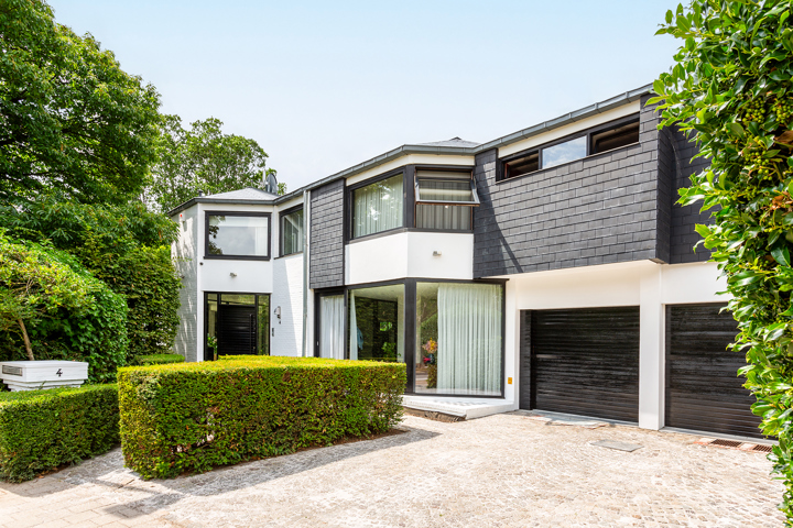 Topgelegen architectenwoning met ruim tuin en binnenzwembad.
