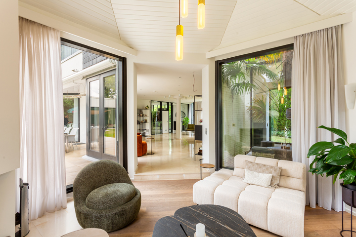 Topgelegen architectenwoning met ruim tuin en binnenzwembad.