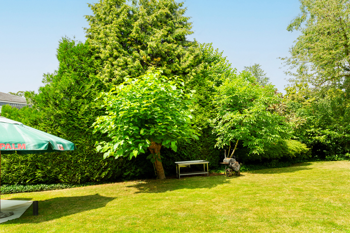 Topgelegen architectenwoning met ruim tuin en binnenzwembad.