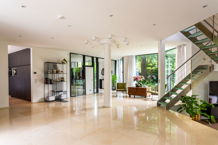 Topgelegen architectenwoning met ruim tuin en binnenzwembad.