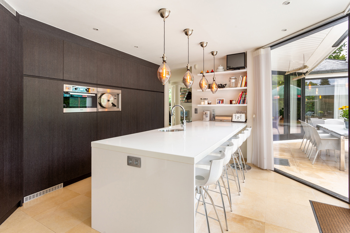 Topgelegen architectenwoning met ruim tuin en binnenzwembad.