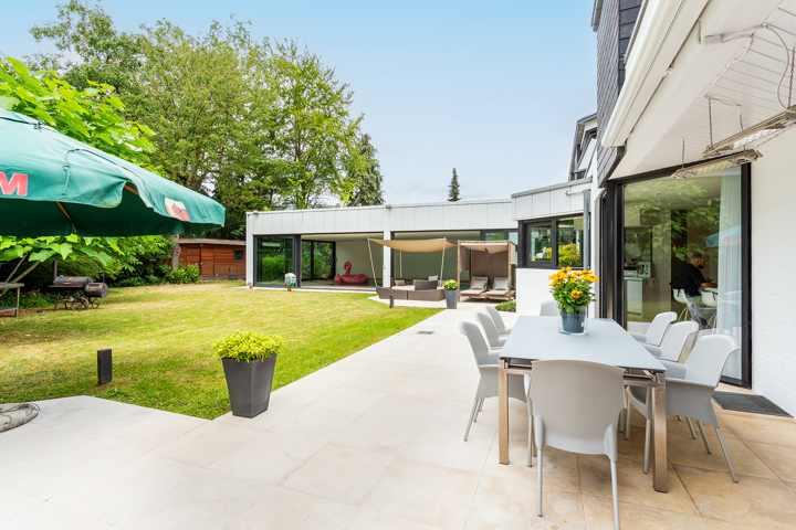Topgelegen architectenwoning met ruim tuin en binnenzwembad.
