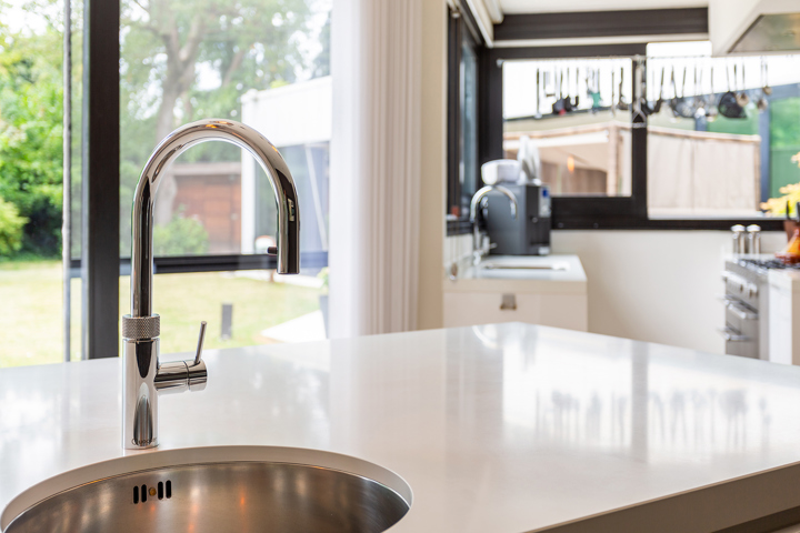 Topgelegen architectenwoning met ruim tuin en binnenzwembad.