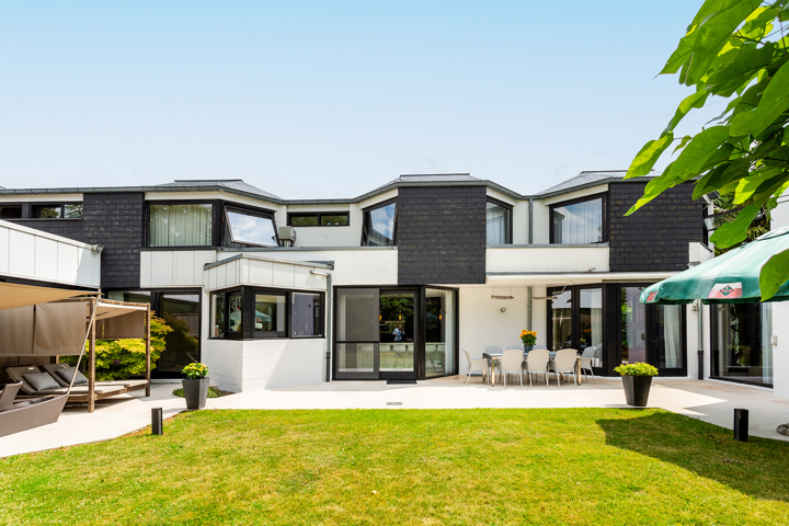 Topgelegen architectenwoning met ruim tuin en binnenzwembad.