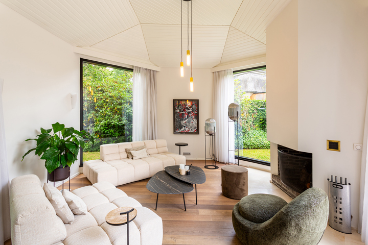 Topgelegen architectenwoning met ruim tuin en binnenzwembad.