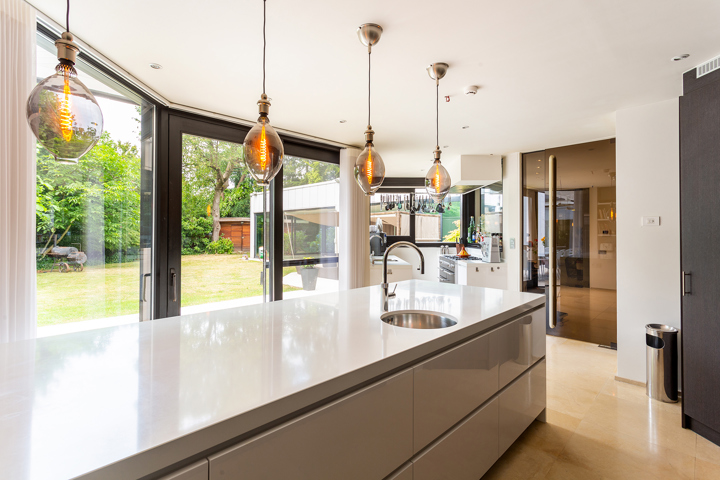 Topgelegen architectenwoning met ruim tuin en binnenzwembad.