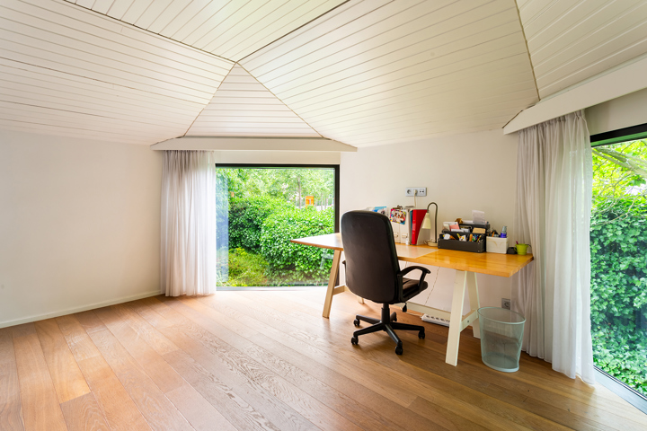 Topgelegen architectenwoning met ruim tuin en binnenzwembad.