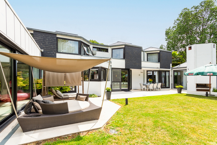 Topgelegen architectenwoning met ruim tuin en binnenzwembad.