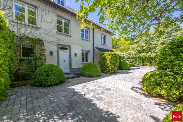 Statige luxevilla op royaal perceel van 3.877 m² met zwembad