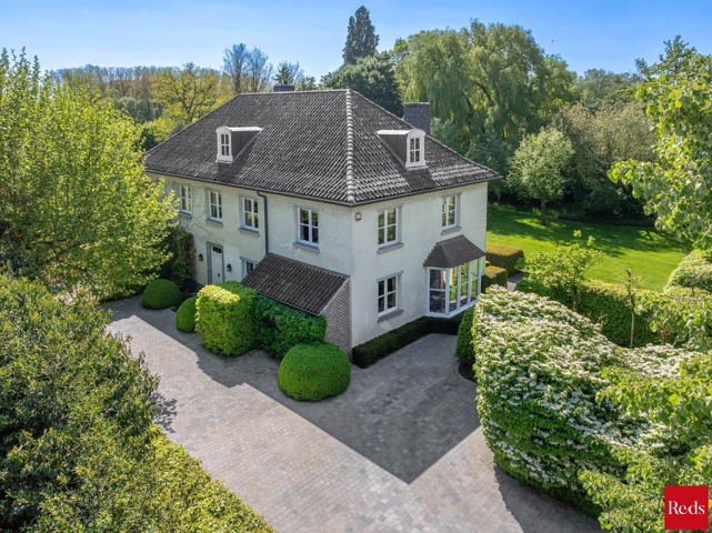 Statige luxevilla op royaal perceel van 3.877 m² met zwembad