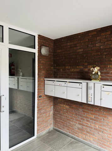 Gelijkvloers 3 slaapkamer appartement met grote garage. - te huur bij Immo Kong