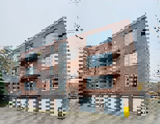 Gelijkvloers 3 slaapkamer appartement met grote garage. - te huur bij Immo Kong