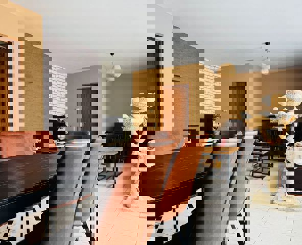 Gelijkvloers 3 slaapkamer appartement met grote garage. - te huur bij Immo Kong