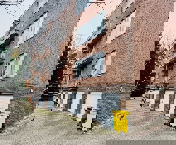 Gelijkvloers 3 slaapkamer appartement met grote garage. - te huur bij Immo Kong