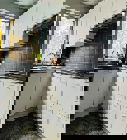 Gelijkvloers 3 slaapkamer appartement met grote garage. - te huur bij Immo Kong