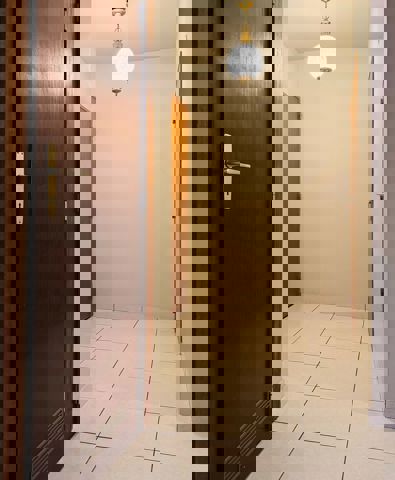 Gelijkvloers 3 slaapkamer appartement met grote garage. - te huur bij Immo Kong