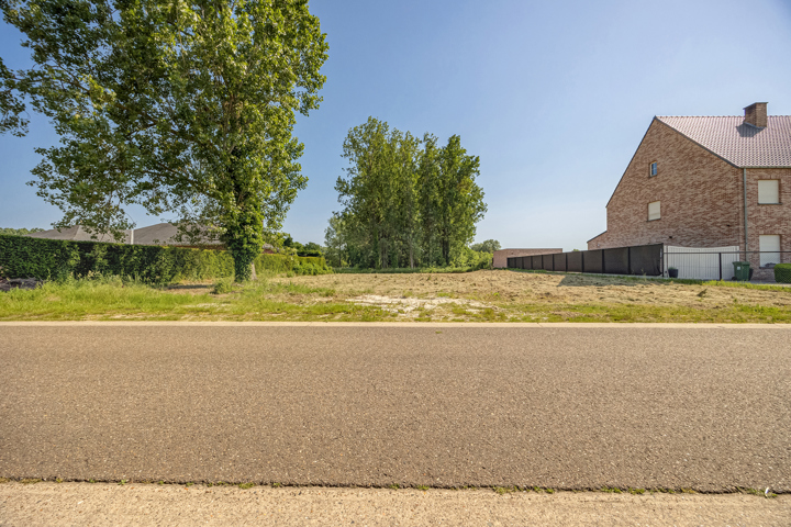 Royaal perceel met zuidoriëntatie, en uniek bouwpotentieel - te koop bij Immo Kong
