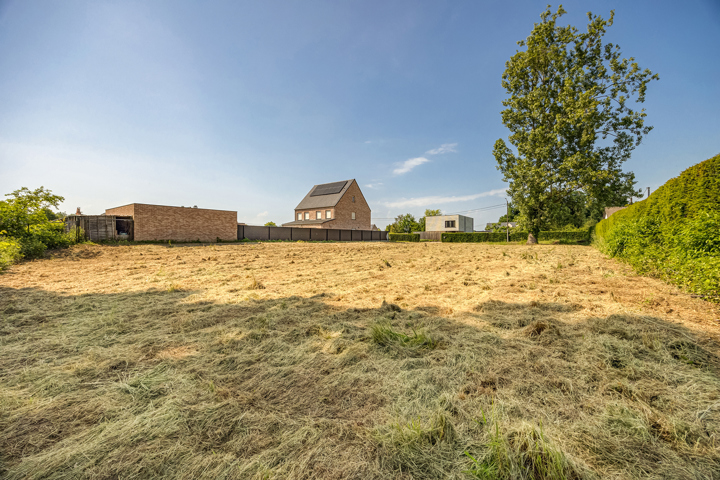 Royaal perceel met zuidoriëntatie, en uniek bouwpotentieel - te koop bij Immo Kong