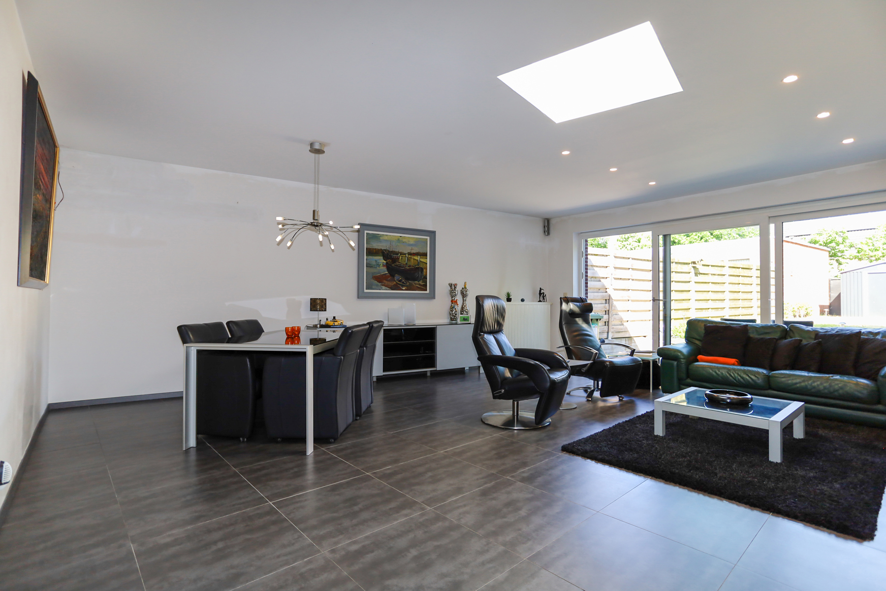 Woning met grote garage en veel ruimte