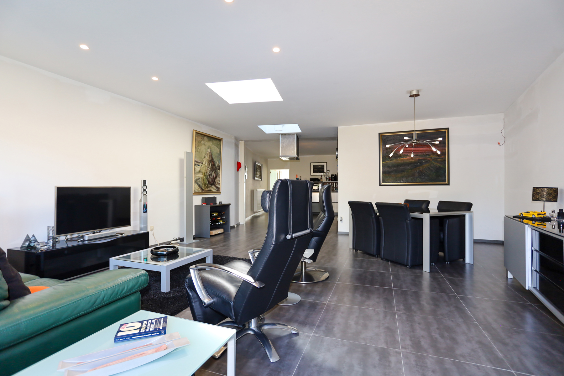 Woning met grote garage en veel ruimte