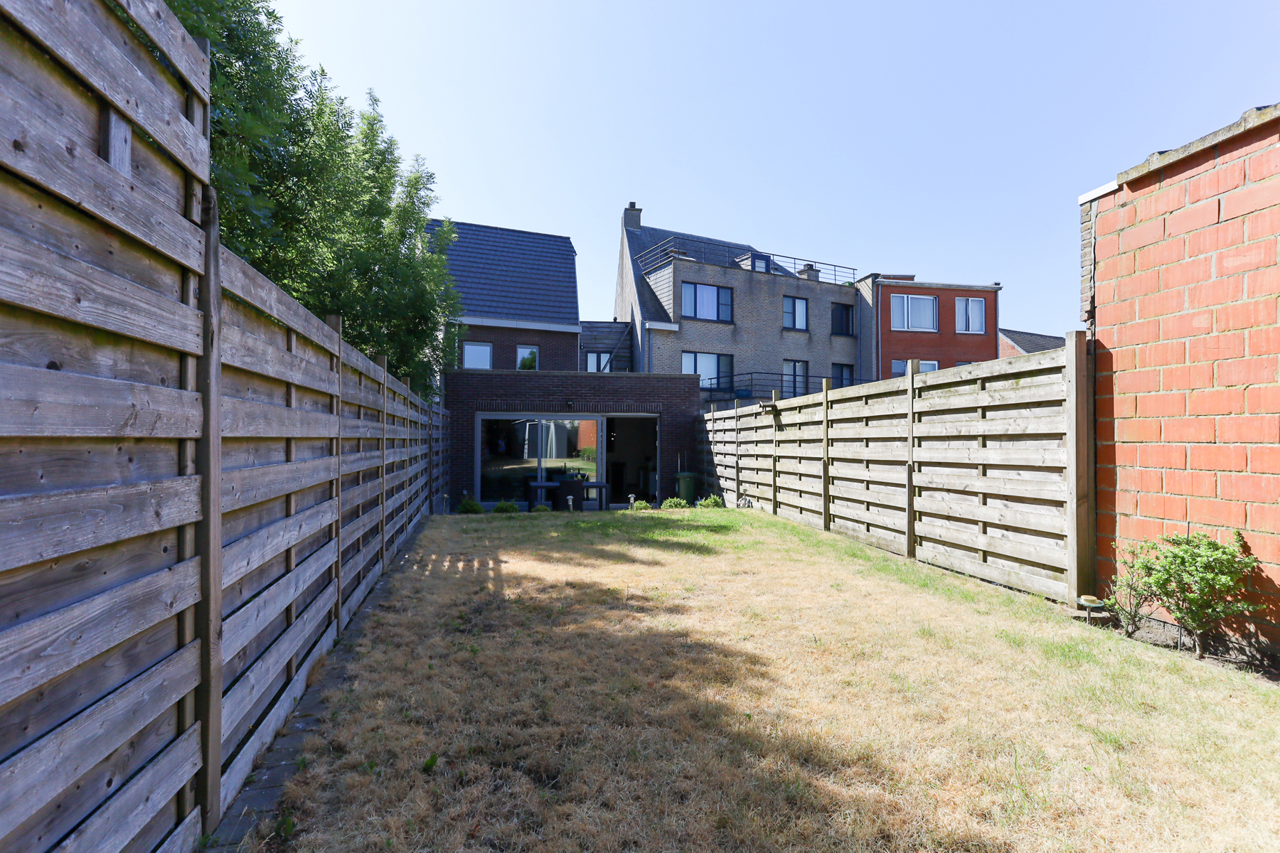 Woning met grote garage en veel ruimte