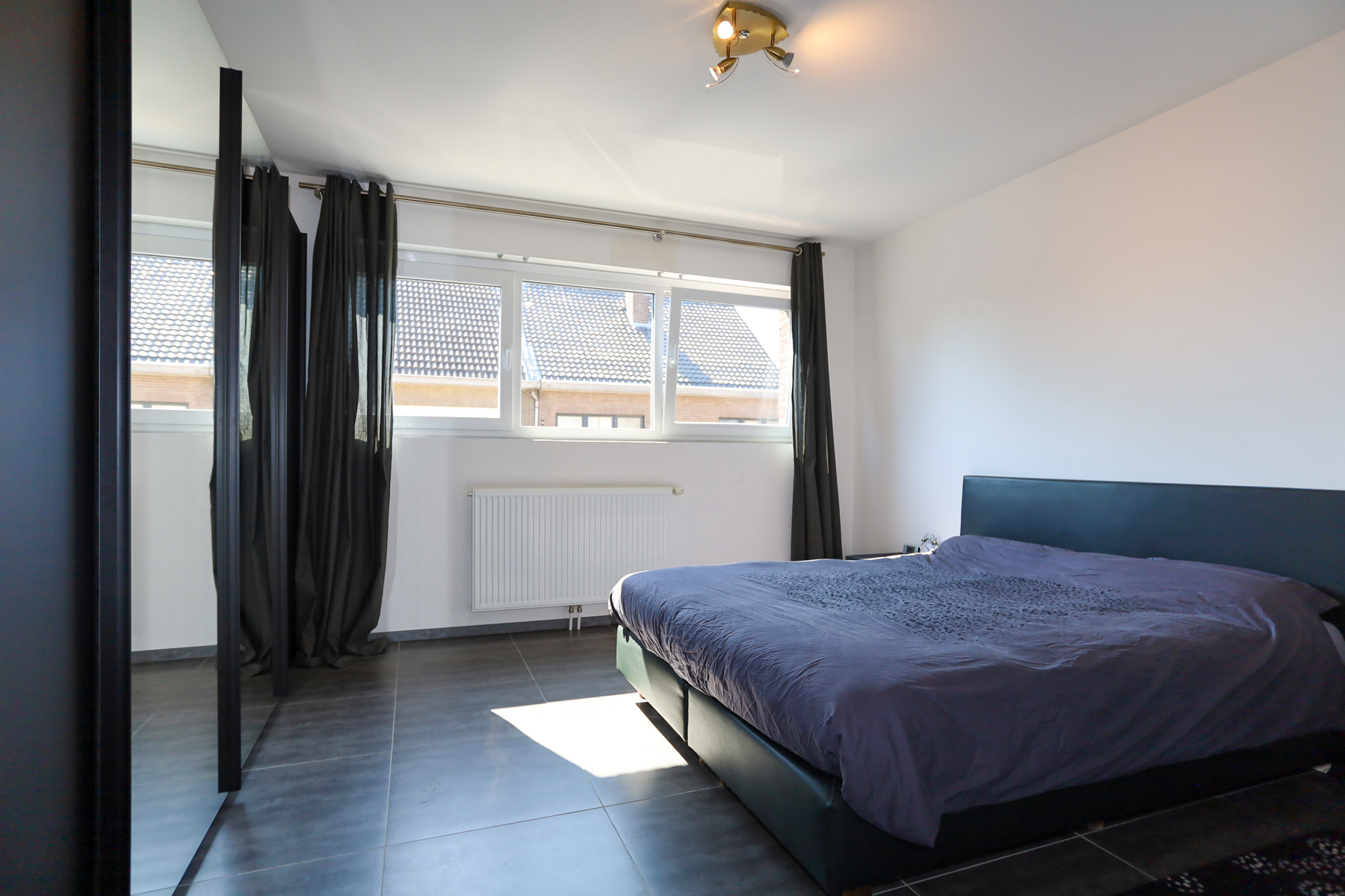 Woning met grote garage en veel ruimte