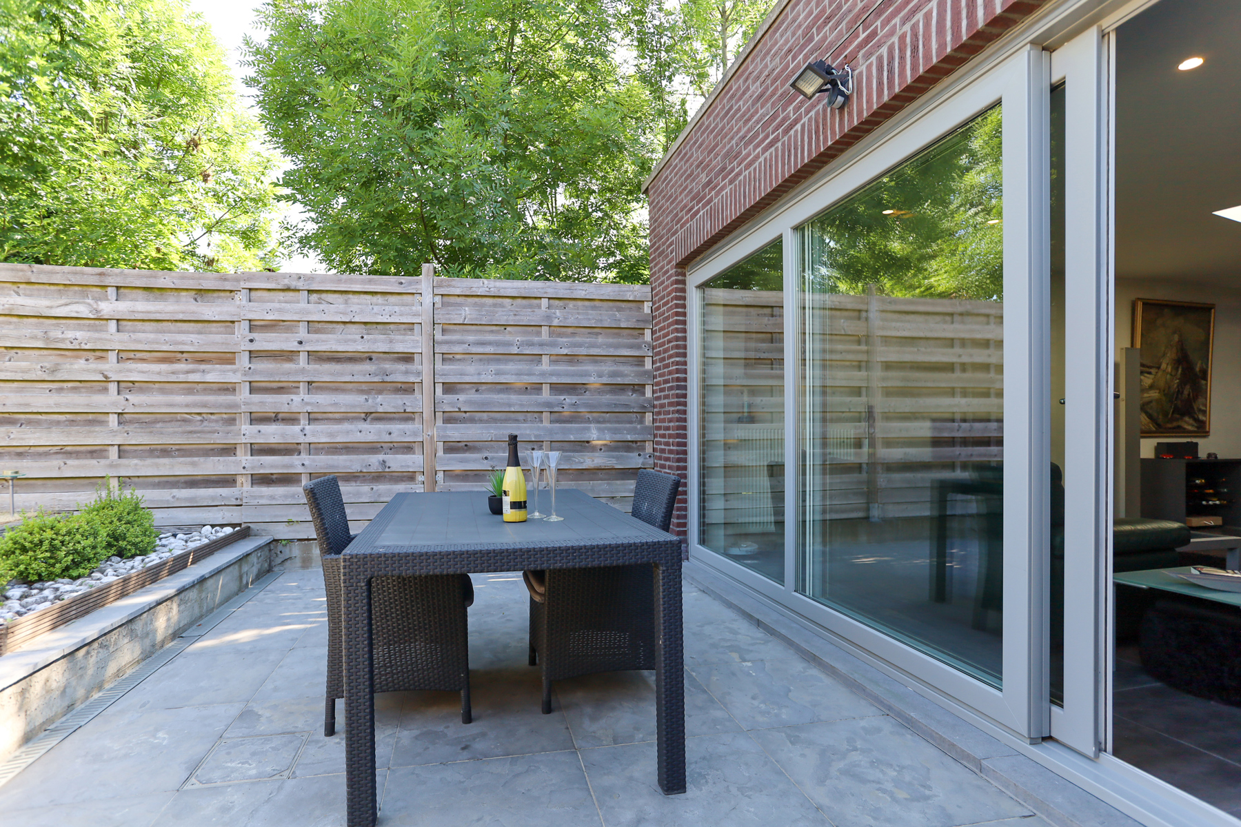 Woning met grote garage en veel ruimte