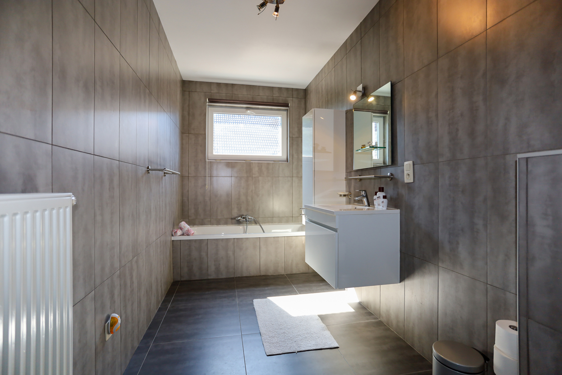 Woning met grote garage en veel ruimte