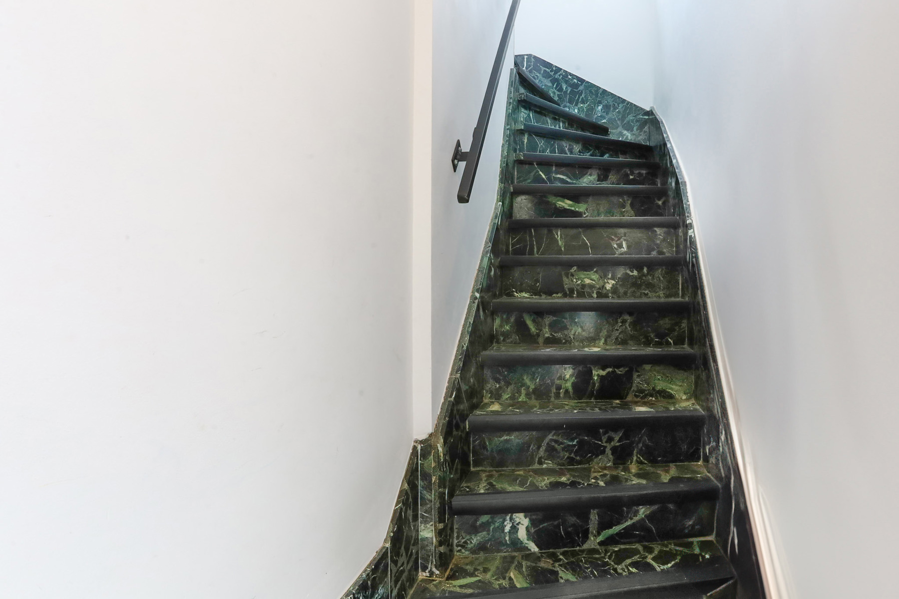 Gerenoveerde duplex met 2 slpks en zonnig terras