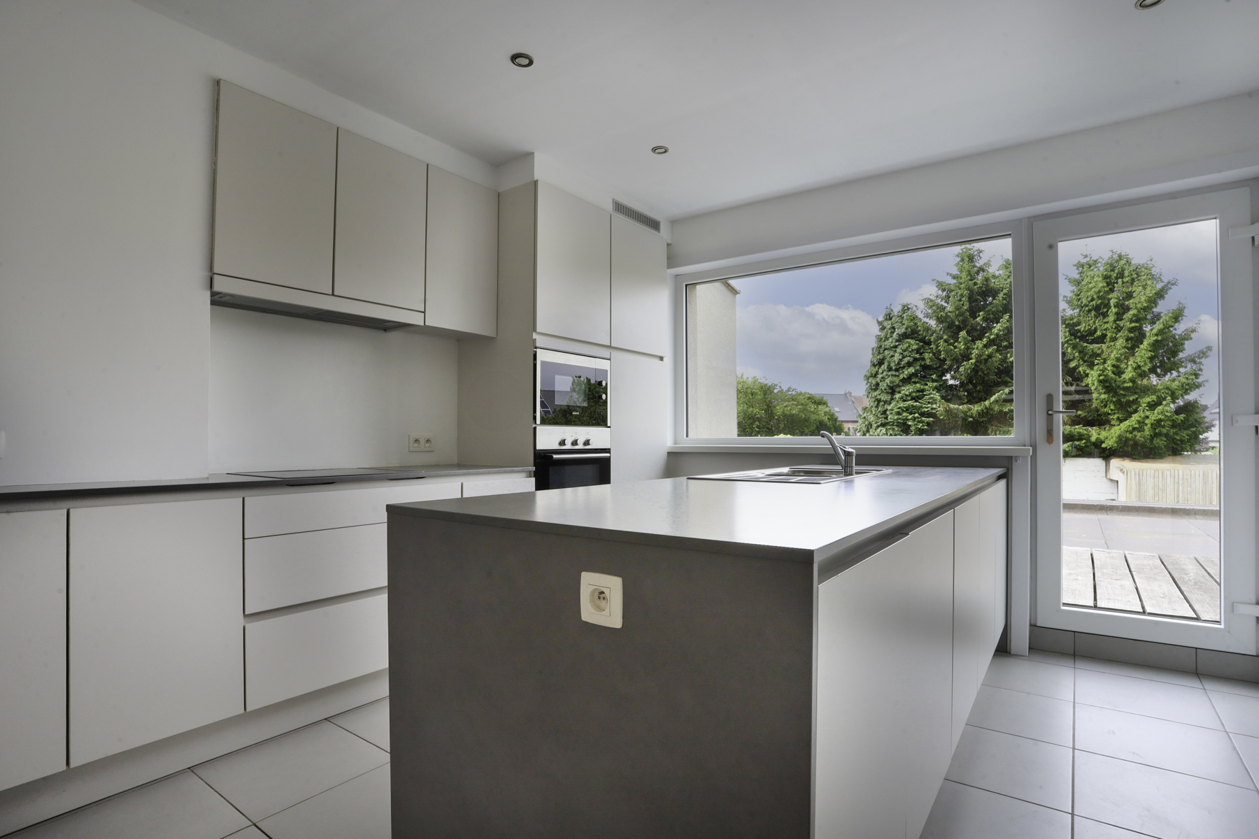 Gerenoveerde duplex met 2 slpks en zonnig terras