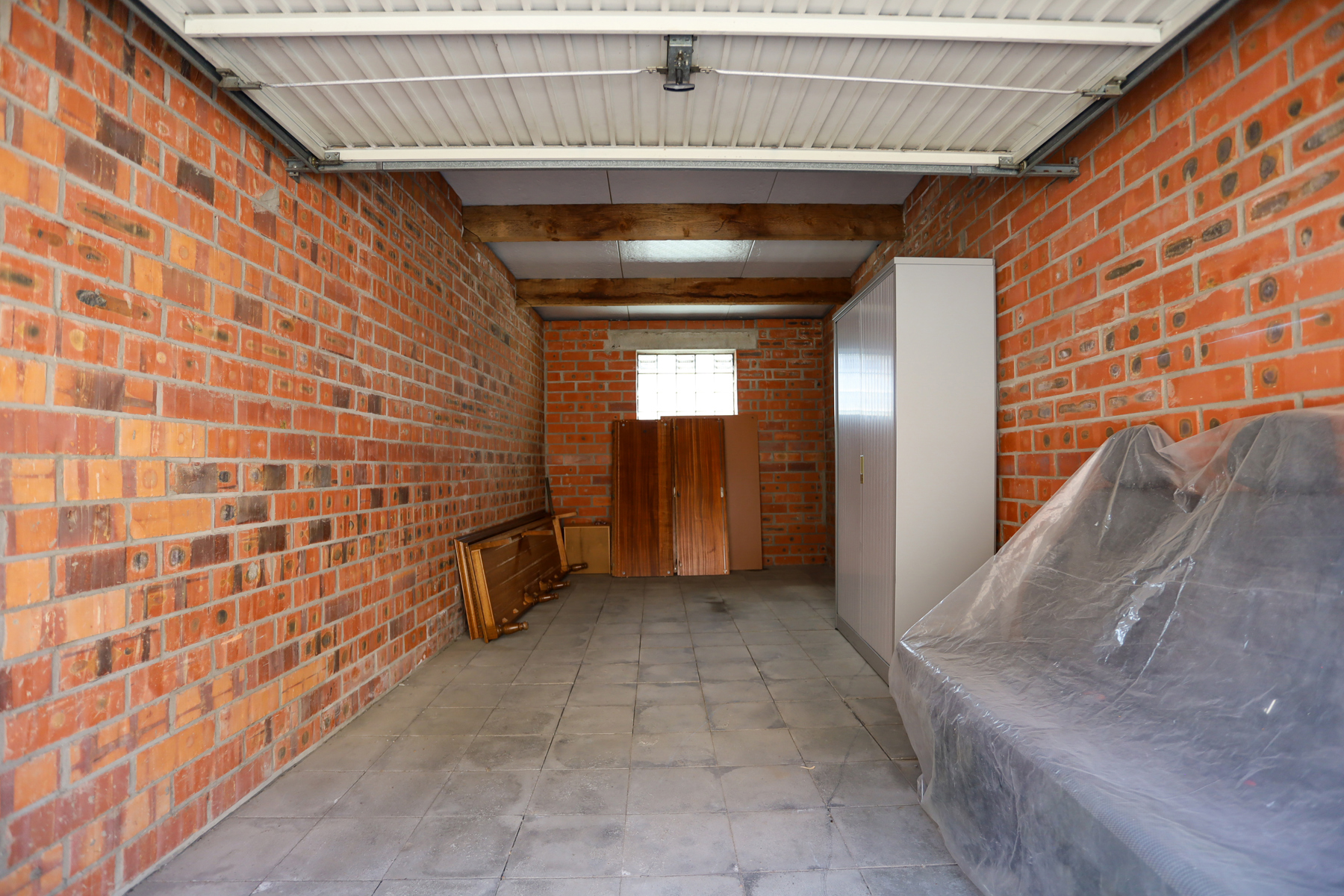 HOB met 3 slpks en bouwgrond met garages