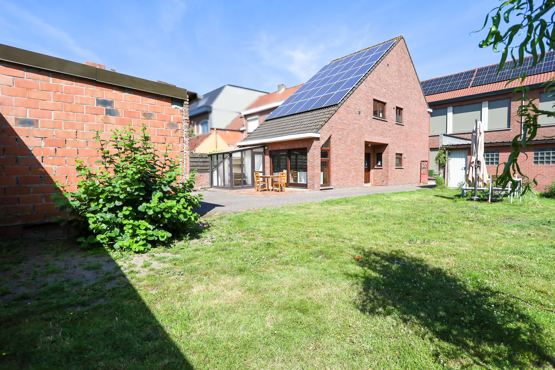 HOB met 3 slpks en bouwgrond met garages