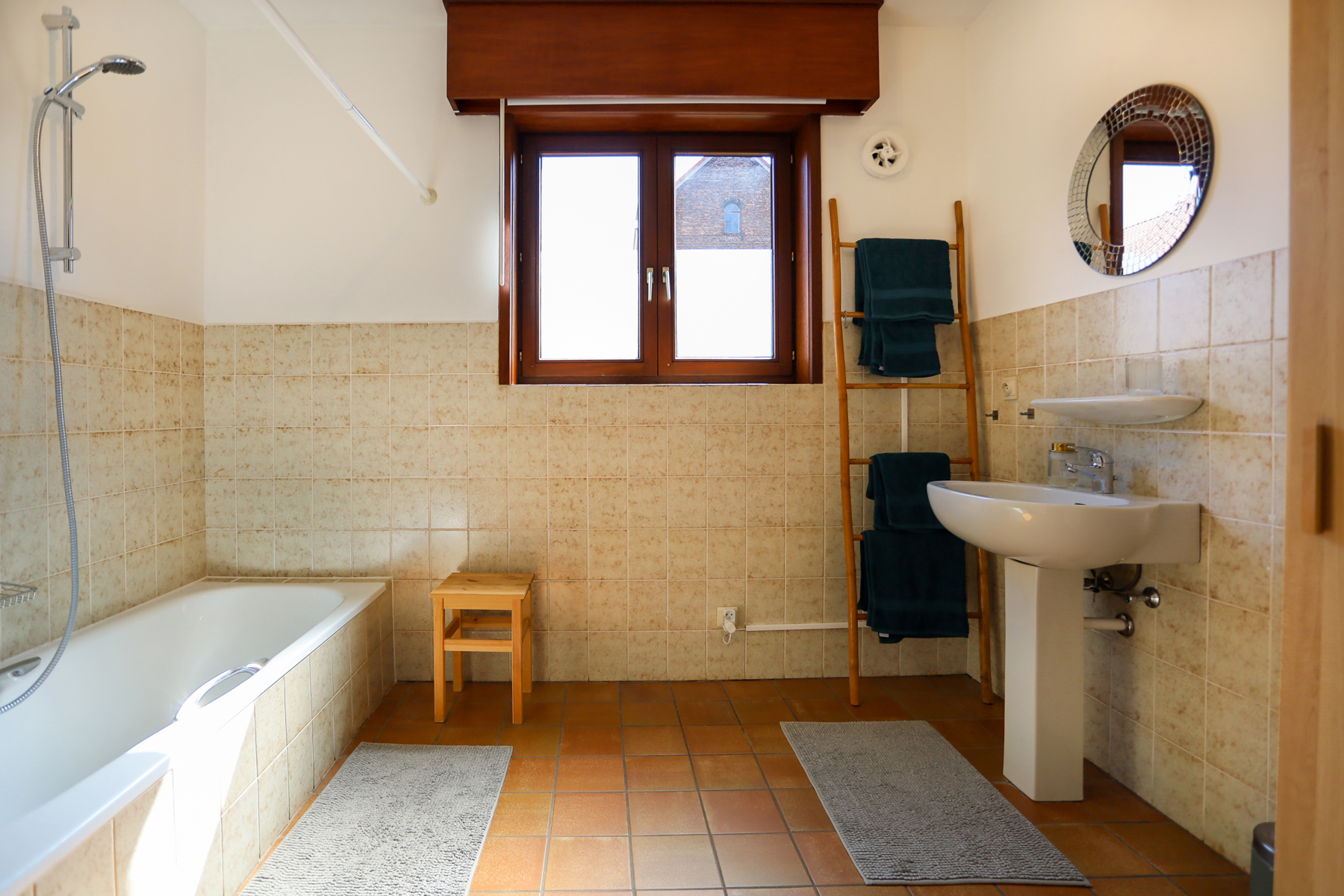 HOB met 3 slpks en bouwgrond met garages