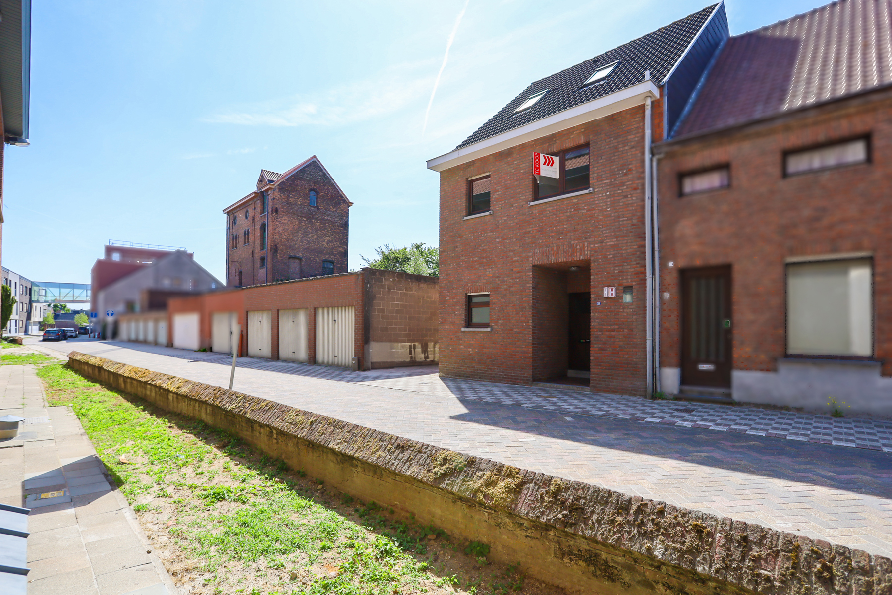 HOB met 3 slpks en bouwgrond met garages