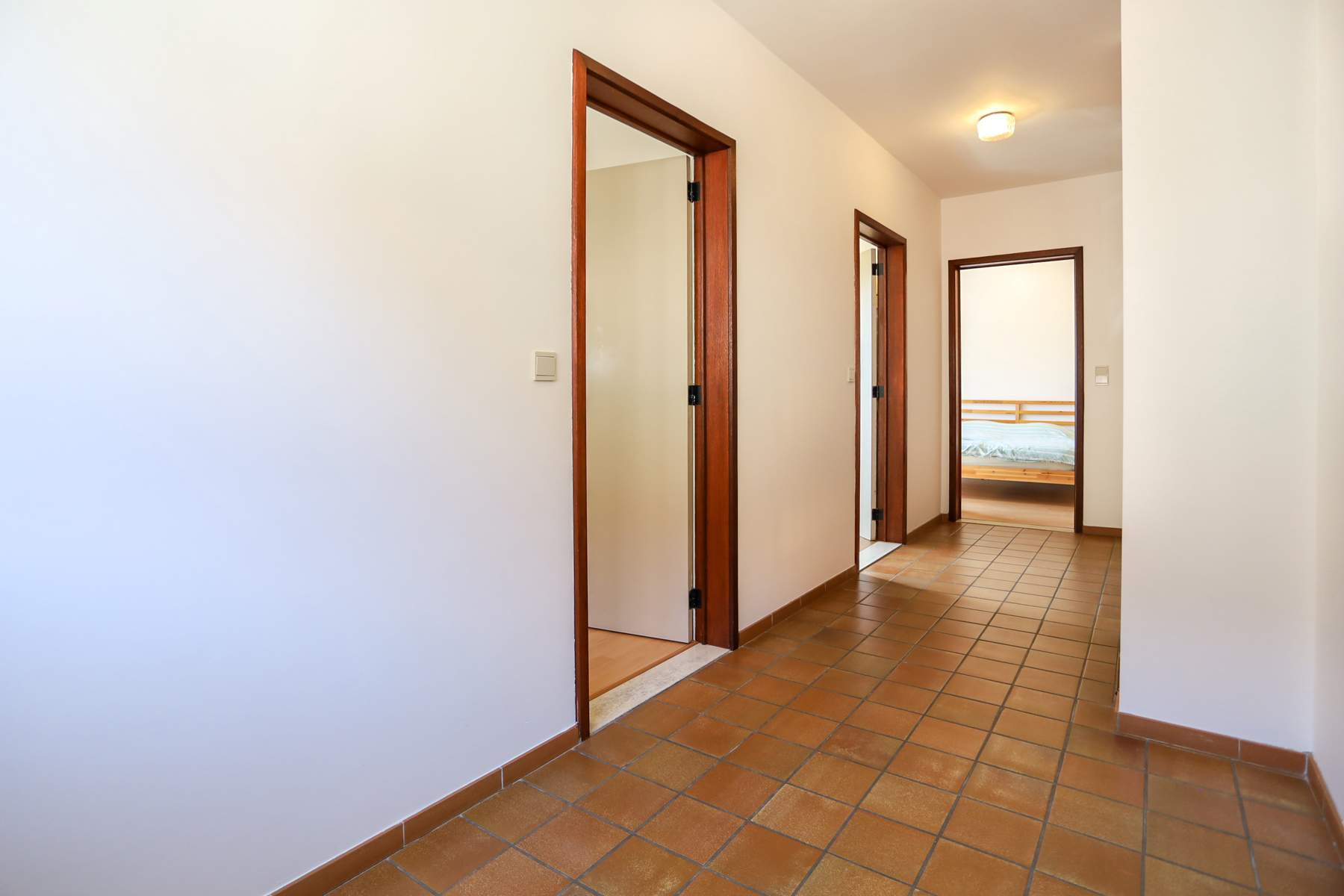 HOB met 3 slpks en bouwgrond met garages