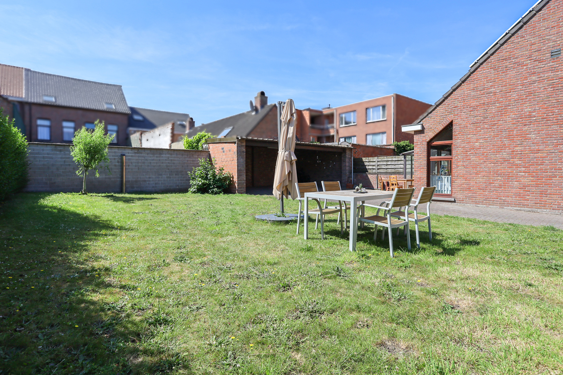 HOB met 3 slpks en bouwgrond met garages